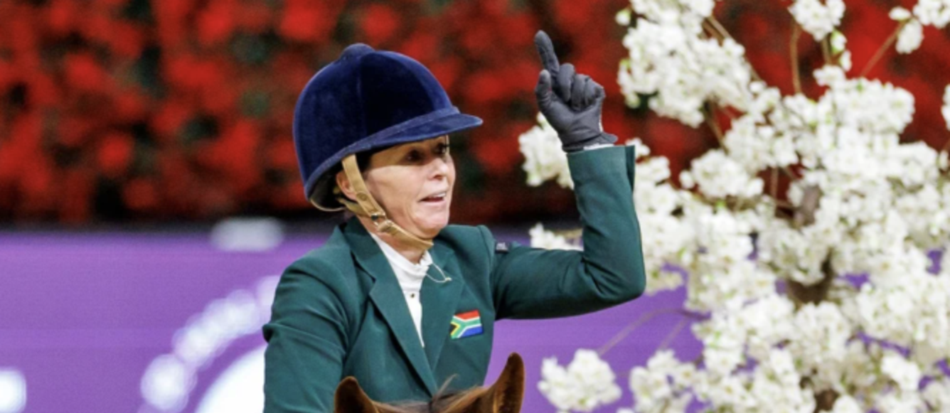 La Sud-Africaine Bronwyn Meredith Dos Santos, une mère de deux enfants et cavalière amateur, a fait des tours épatants avec sa merveilleuse Bibisi, née en Pologne. Une paire anachronique et unique qui a marqué cette finale ! © sportfotos-lafrentz.de