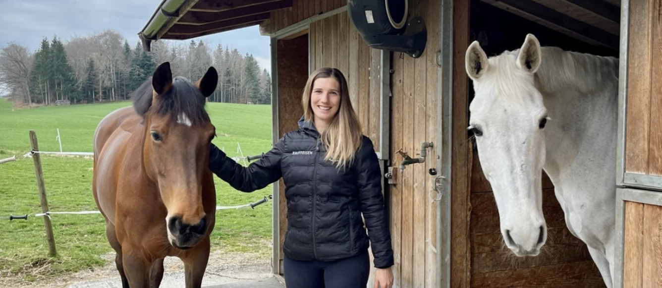 Nicole Helfer héberge ses deux chevaux à la maison, Baloutine, sa nouvelle jument de tête, et son fidèle gris Cenai. © Privée