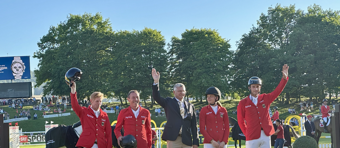 Marcus Ehning, Hans-Dieter Dreher, Sophie Hinners et Richard Vogel, accompagnés de leur chef d'équipe Otto Becker, ont remporté la Coupe des Nations de St-Gall. © EO