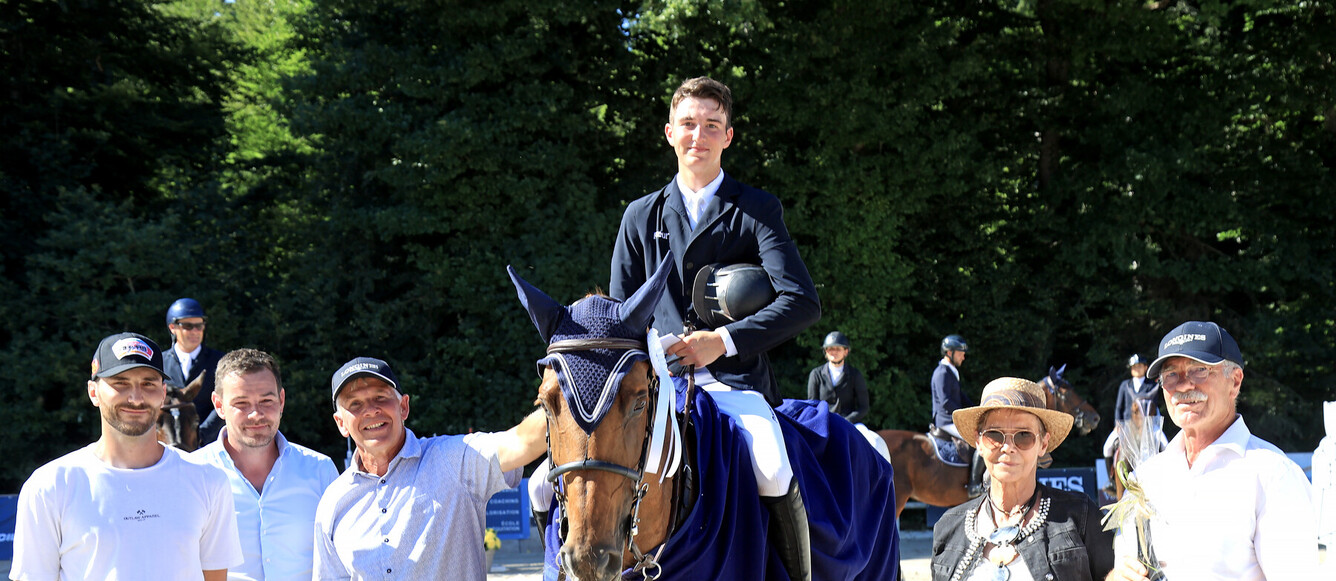 © PhotoBujard Gaëtan Joliat et Just Special VK entourés de Michael Clerc, Mathieu Allimann, Thomas Balsiger, Patricia Bühler et Gilbert Duvanel, lors de la remise des prix du Grand Prix N150 de Corcelles.
