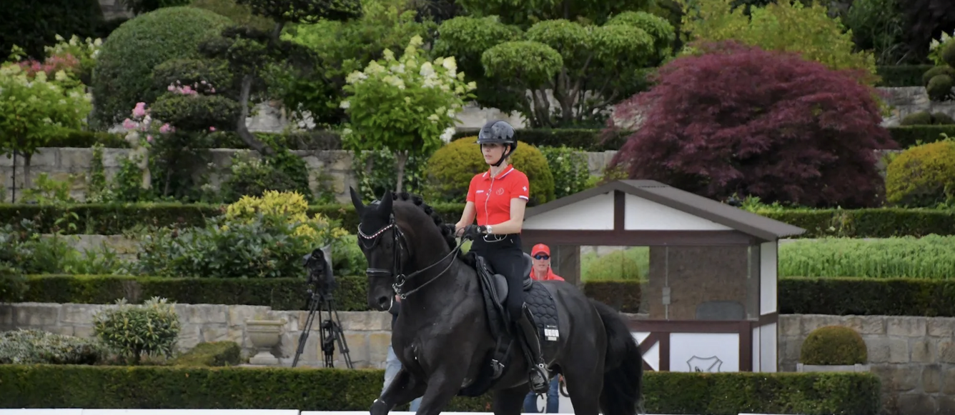 Tallulah Lynn Nater mit Flynn FRH an der Europameisterschaft in Kronberg. Im Hintergrund: Nationaltrainer Oliver Oelrich. | © Simone Graf