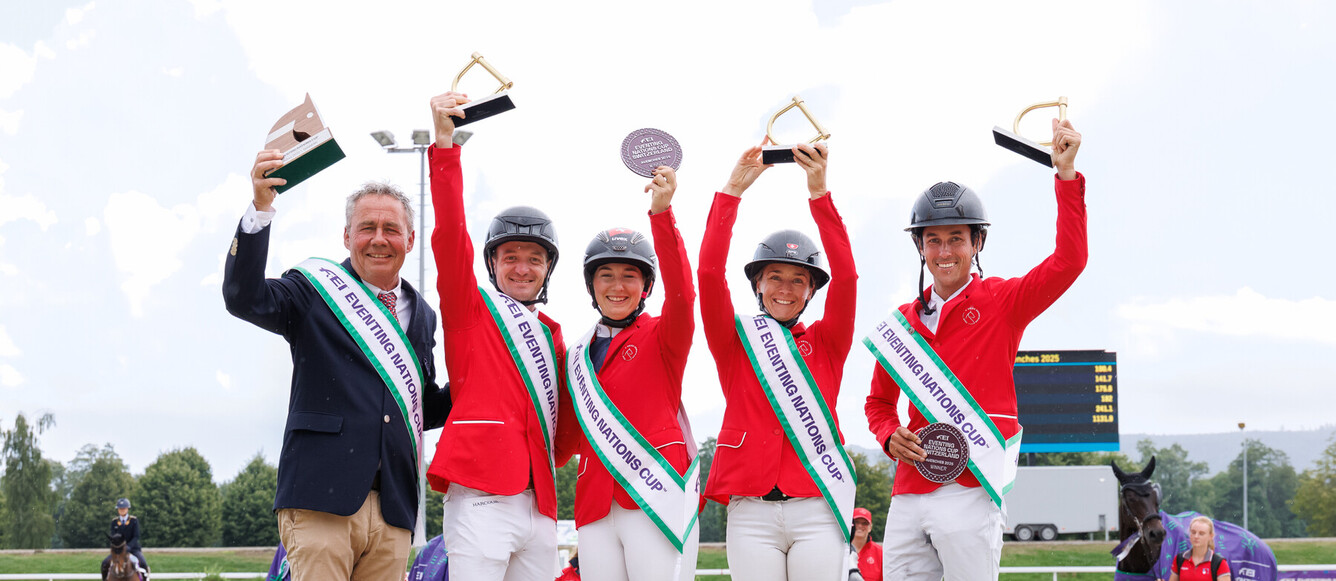 L'équipe de Suisse victorieuse à Avenches avec de g. à dr. Dominik Burger, Robin Godel, Nadja Minder, Mélody Johner et Felix Vogg. © FEI/Libby Law Photography