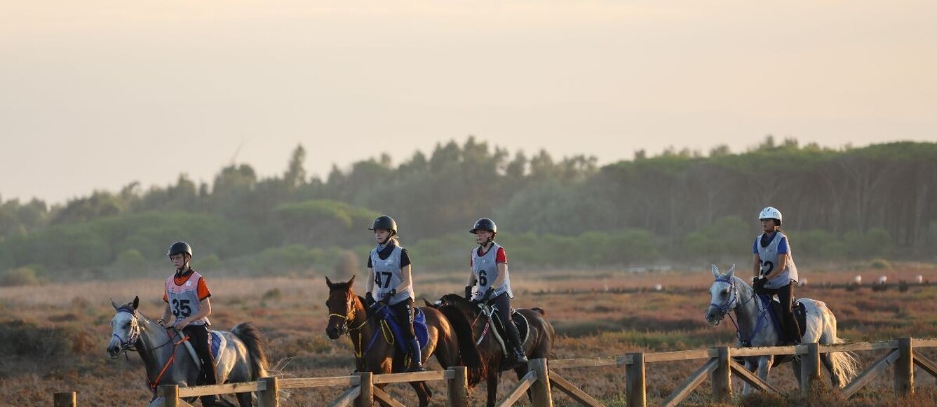 Julie Curchod, troisième depuis la gauche, avec Gasby du Sauveterre lors des Championnats d'Europe Juniors 2024 à Arborea (ITA) | © Sportphoto