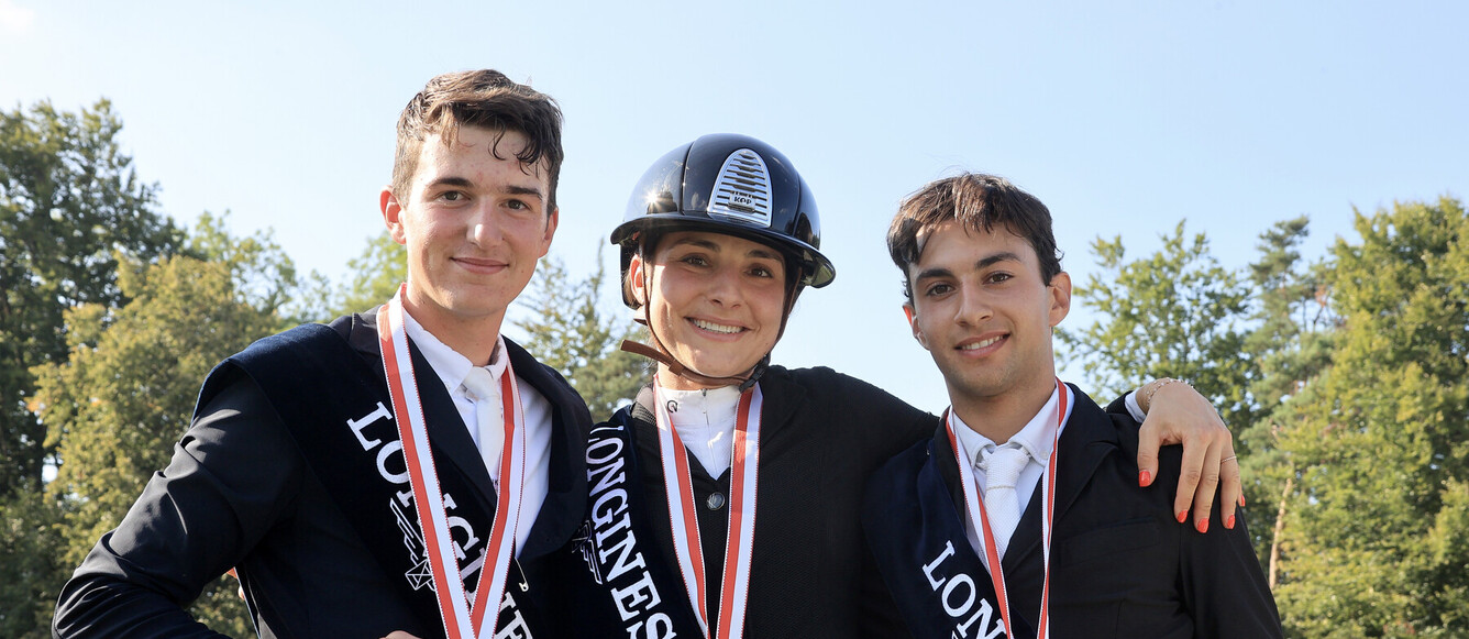 La nouvelle championne de Suisse Eva Gautschi entourée des Romands Gaëtan Joliat et Noah Keller. © PhotoBujard