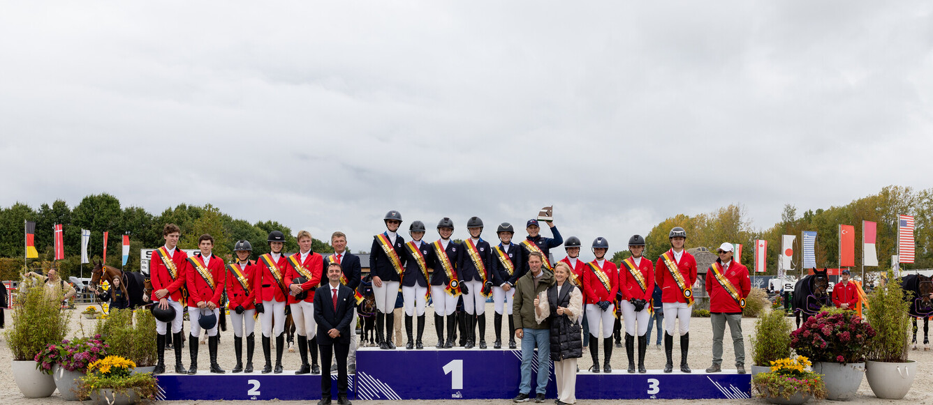 FEI Jumping Nations Cup Youth Final - Final Young Riders Competition 2025, BEL - Azelhof Horse Events - Lier Team PodiumTeam USA Celebrates victory during the prize giving ceremonyCopyright FEI/Houou TomitaTeam USA (Gold)Anne Kursinski (Team Coach)Skylar WiremanOlivia SweetnamAlexa Elle LignelliMia BagnatoTeam Belgium (Silver)Filip Lacus (Team Coach)Bart Jay Junior VandecasteeleVic de PleckerEvelyne PuttersLeon BrutsaertLauranne SpitsTeam Switzerland (Brons)Reto Ruffin (Team Coach)Thierry WagnerCelestina RhynerLou PuchGéraldine Straumann