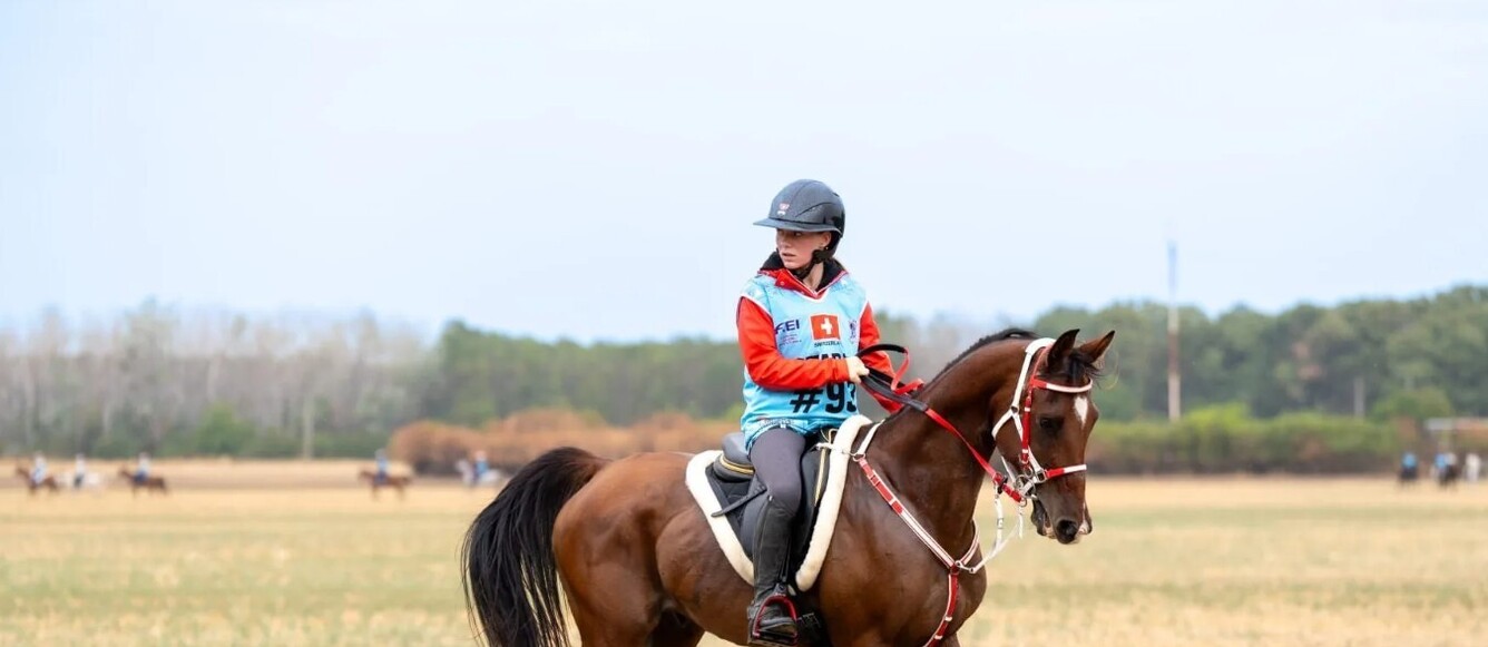 Malgré une belle course pour Julie Curchod et Gasby du Sauveterre, le pur-sang a présenté une légère irrégularité d’allures lors du contrôle vétérinaire final. © Swiss Equestrian
