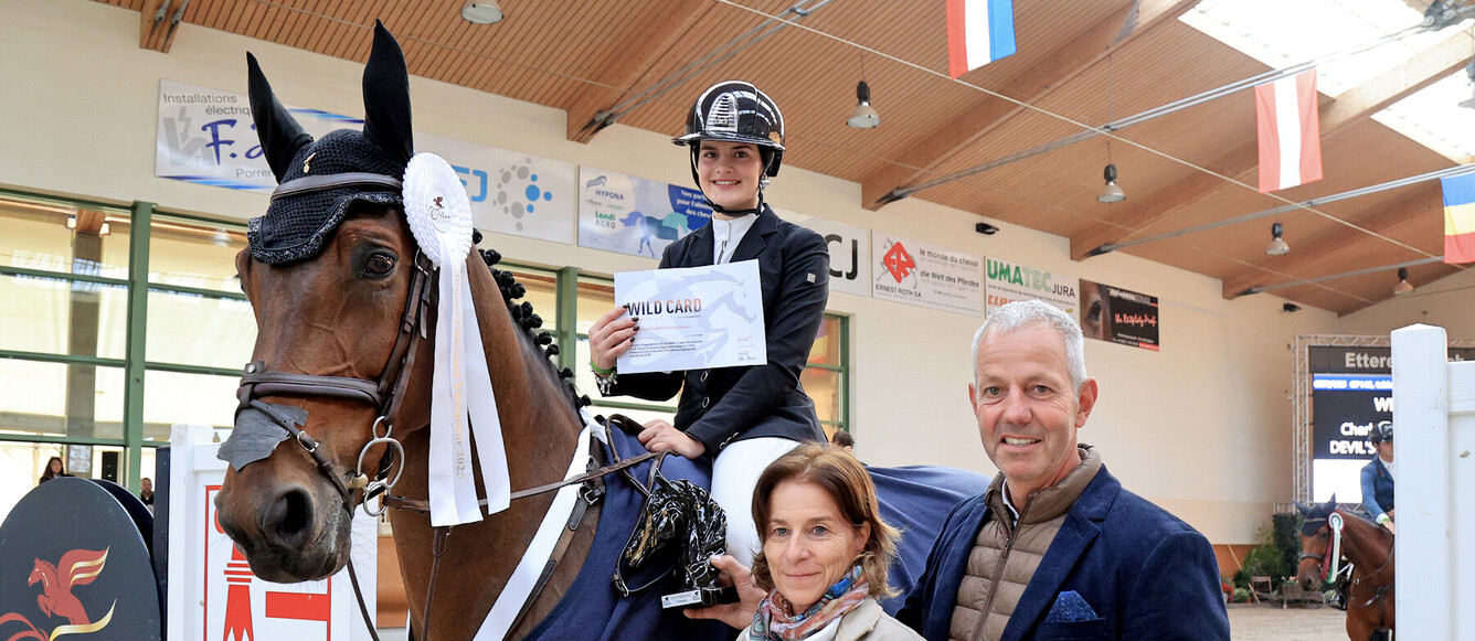 Aux côtés des organisateurs Edwin Smits et Dehlia Oeuvray Smits, Charlotte van Wesel peut être fière de sa victoire, qui lui ouvre les portes de Palexpo ! © Photobujard
