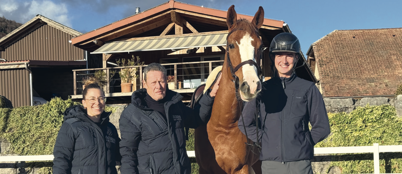 Gaëtan Joliat, Sarah et Olivier de Coulon, un trio qui s’est bien trouvé et qui pose sous le soleil de St-Blaise avec Chikita de la Mire CH. © Elisa Oltra