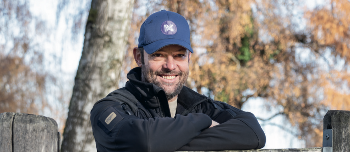 Si Michael Mayer construit à l’international, il apprécie aussi les plus petites pistes, comme ici autour des obstacles du Centre équestre national de Berne. © Julie Queloz