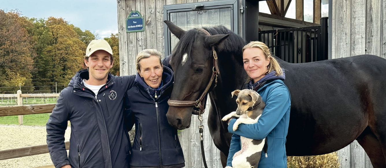 La Renfile, une histoire de famille et de passion ! Anne- Catherine Pieyre est entourée de son fils Léon, de sa fille Laetitia et de Qlassic Lil’ Boy CH, un fils de Qlassic Bois Margot et d’une certaine Elisa (Toulon), championne d’Europe juniors par équipe avec Laetitia. En arrière-plan, une touchante plaque commémorative en l’honneur de Jean- Maurice Bonneau, qui fut le coach et ami du trio. © Elisa Oltra