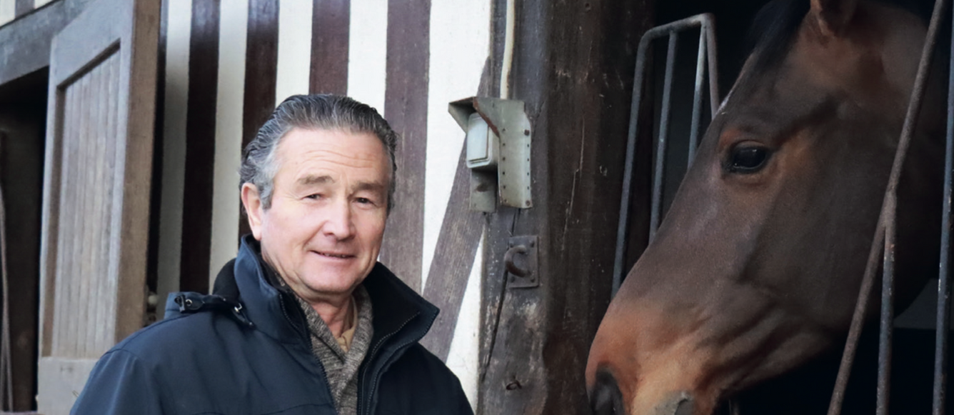 Éric Levallois dans son haras du Calvados, à Beaufour-Druval. Il compte désormais plusieurs annexes. © Céline Gualde