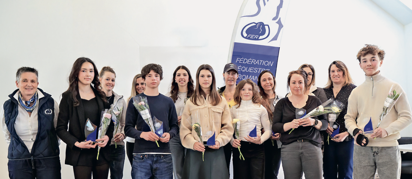 La souriante photo de famille des méritants 2025 avec à leurs côtés, à g., la présidente de la FER Manuela de Kalbermatten. © photobujard.com