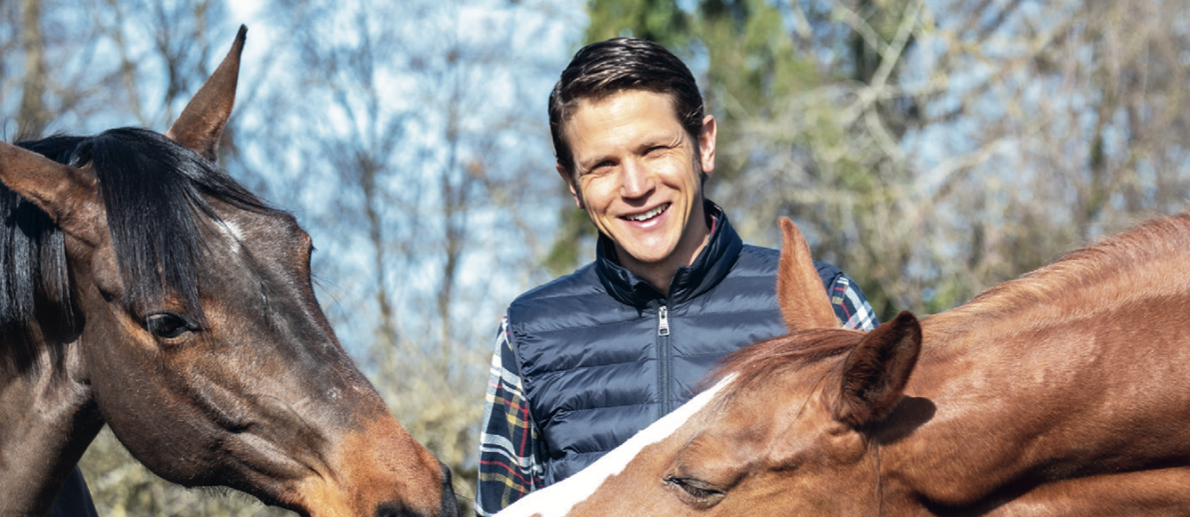 Jonas Marty entouré des deux juments impliquées dans le transfert d’embryon : à gauche, la donneuse Check Me If You Can Z et à droite KK Delayla CH, portante. © Julie Queloz