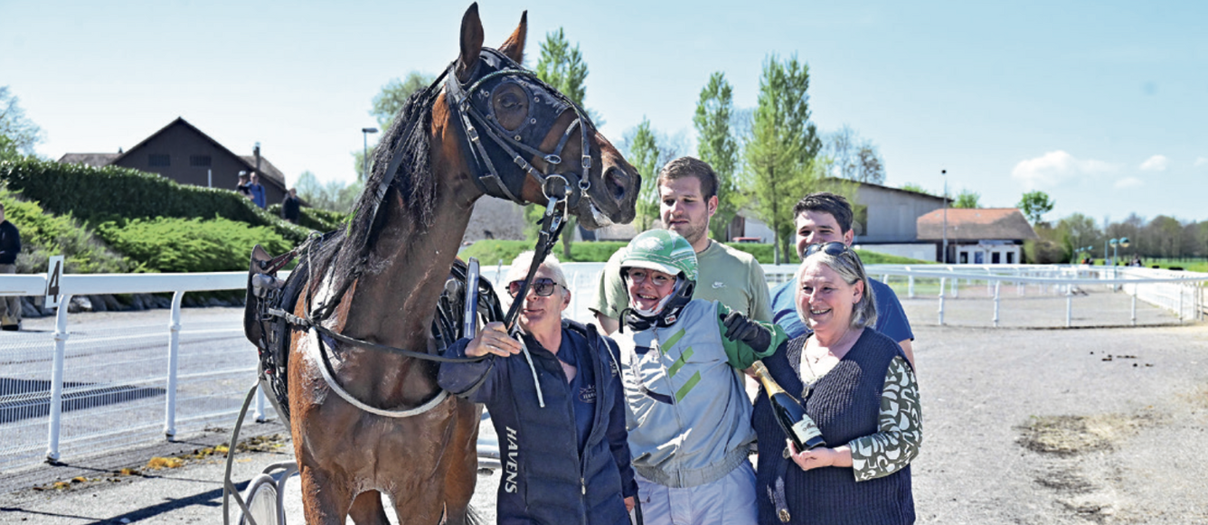 Entourée de sa maman, Valérie Nicolet, qui tient le cheval, et de Réjane, ambassadrice de l’IENA pour la remise des prix, Anaïs Nicolet est toute à sa joie de fêter sa sixième victoire avec son fidèle Diamante Ross. © Ueli Wild