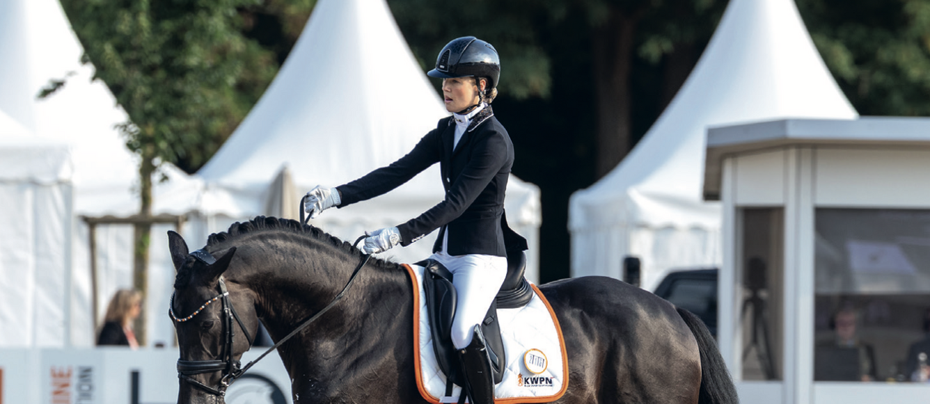 L’étirement (« let the horse stretch on a long rein ») existe déjà dans les catégories juniors et children ainsi que dans les épreuves jeunes chevaux. Ici, la Néerlandaise Loos Frank et Pythagoras WK lors des Mondiaux des 5 ans de Verden l’an dernier. © hippofoto.be