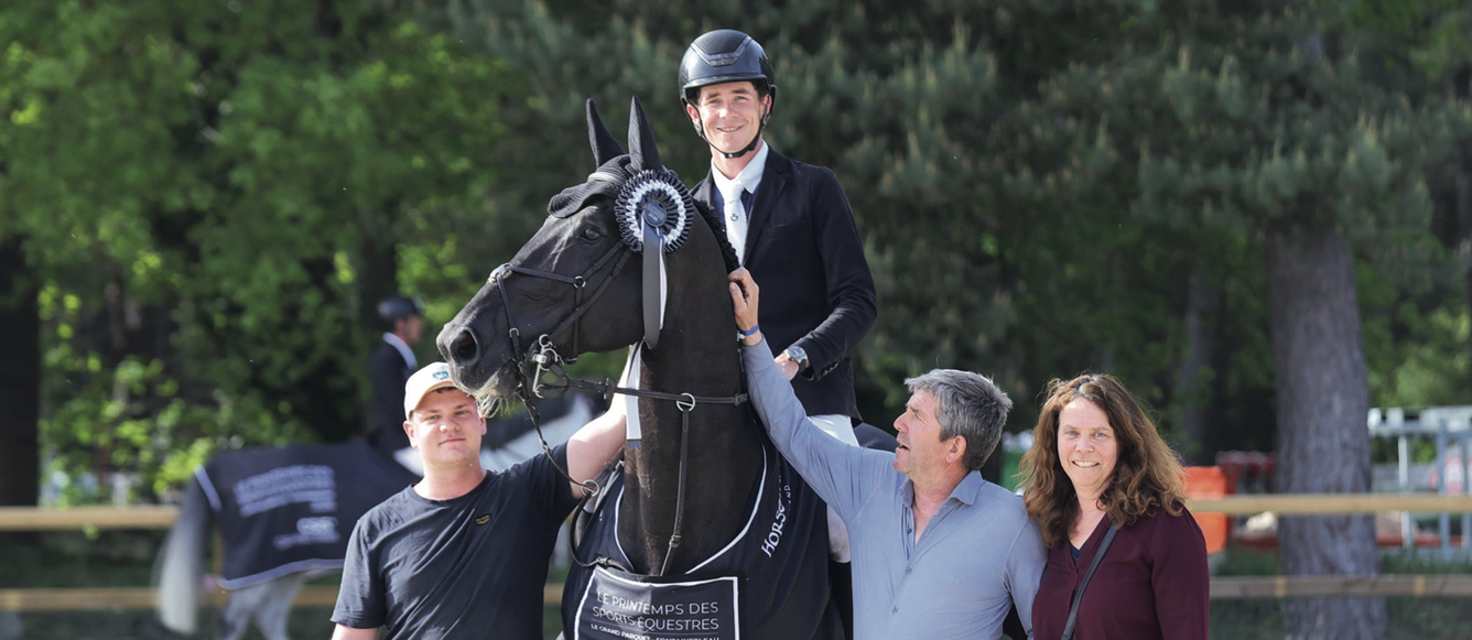 Le héros du Grand Prix de Fontainebleau Thibeau Spits sur le génial étalon Impress-K van’t Kattenheye Z, entouré de ses parents Patrick et Kristel, et de son groom, Yarni van Kempen (à g.). © Tiffany Van Halle
