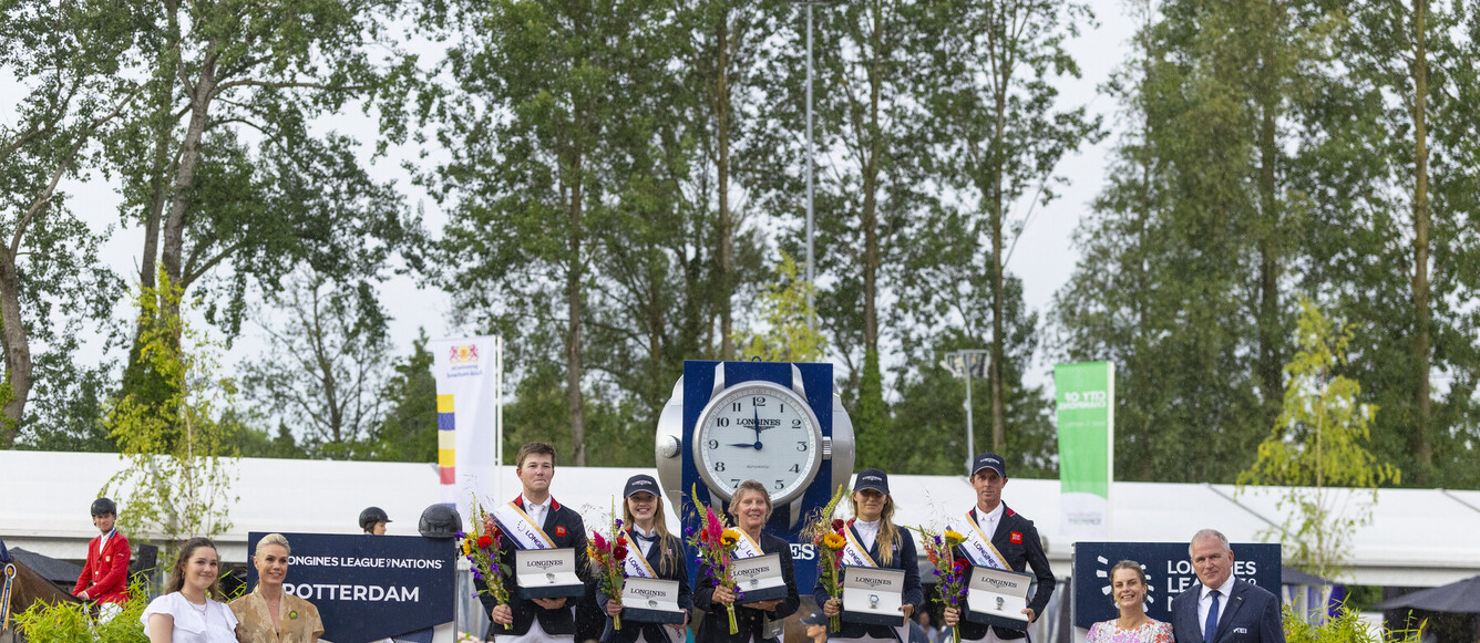 Les Britanniques Harry Charles, Sienna Charles, leur cheffe d'équipe Di Lampard, Jessica Mendoza et Ben Maher, vainqueurs de la Coupe des Nations de Rotterdam (NED). © FEI/Leanjo de Koster
