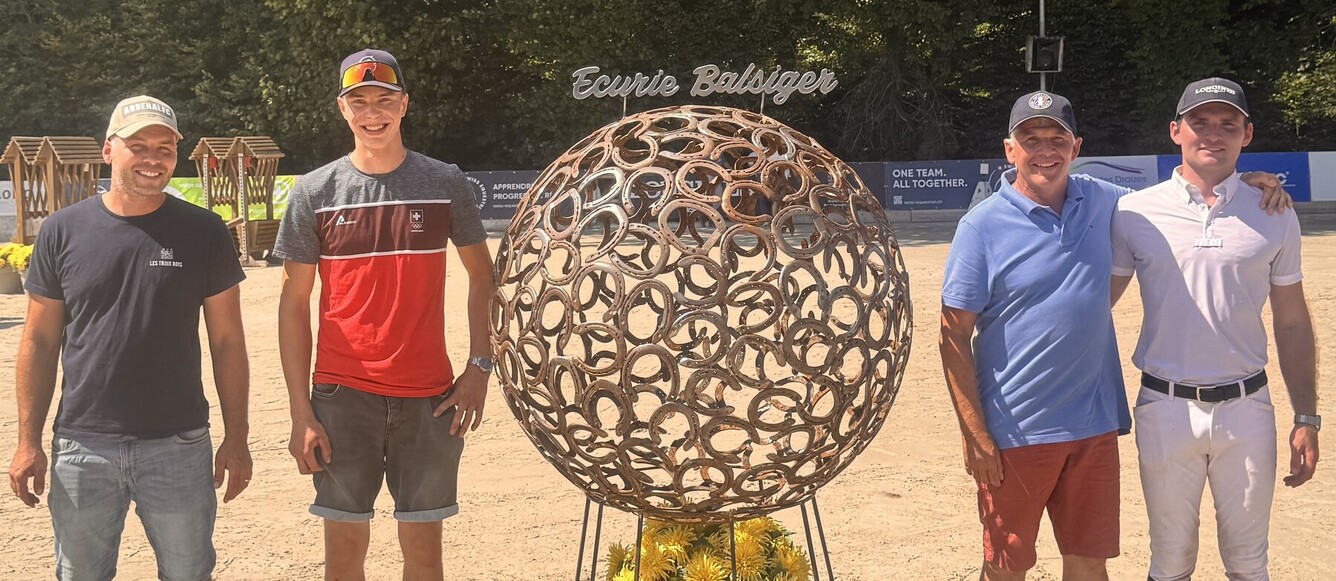 Leo Cordes et sa création pour la famille Balsiger (à g. Ken puis à droite Thomas et Bryan Balsiger). © Privée