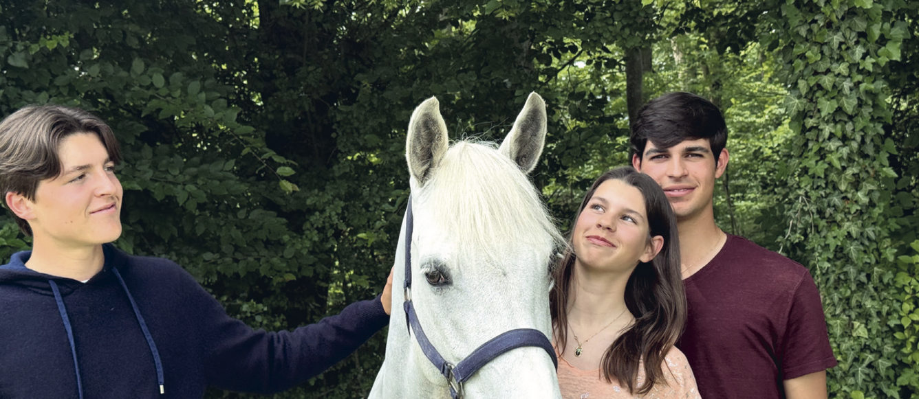 Sacha, Victoria et Ruben ont tous fait un bout de chemin avec l’adorable néo-retraité Boléro de Tirepeine, la mascotte du Team Bek. © Elisa Oltra