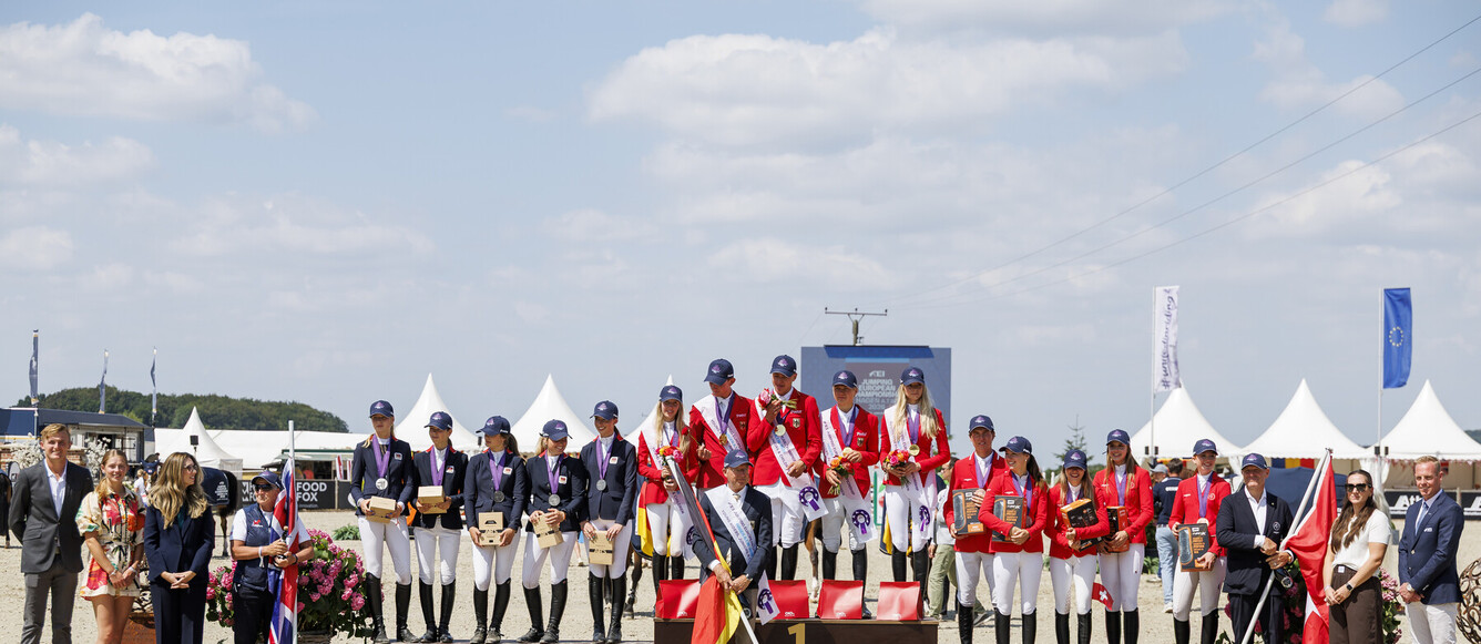 HAGEN a.T.W. - FEI Jumping European Championship Children, Juniors and Young Rider 2026Team Great Britain, Team Germany, Team SwitzerlandChampionship ceremonyTeam Final / Nations CupCH-EU-J-S - Juniors 2nd COMPETITION Teams & Individuals over two rounds - SECOND ROUNDHagen a.T.W., Reitanlage Haunhorst25. July 2026© www.sportfotos-lafrentz.de/Stefan Lafrentz