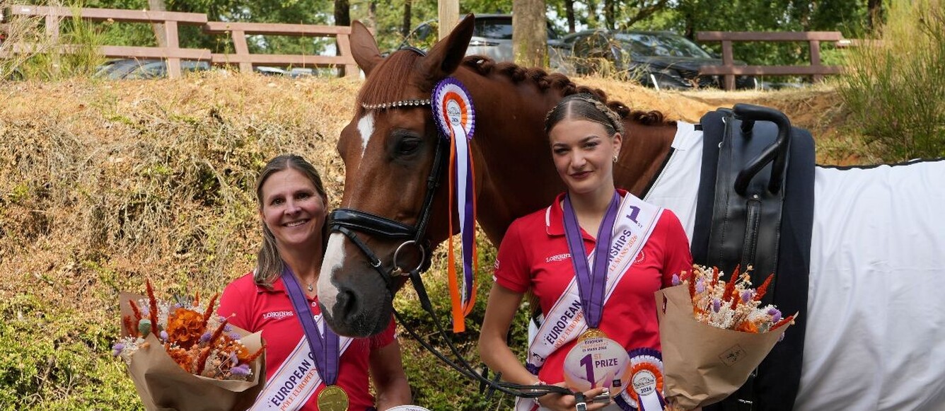 La championne d'Europe Leonie Linsbichler avec son cheval Invisible B et la longeuse Simone Aebi. Copyright : Sarah Linder
