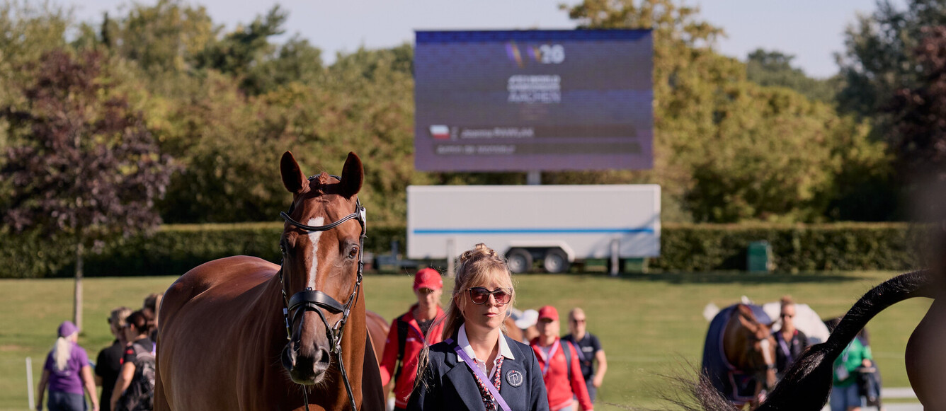 Angelika Dubach et Félin de Chignan CH, ici à la vet check, ont déroulé le dressage de leurs premiers Mondiaux. © FEI / Liz Gregg
