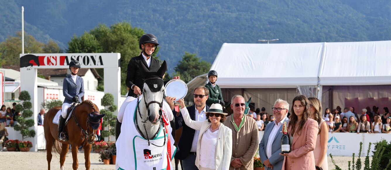 Katharina Rhomberg et Colestus Cambridge félicités par renato Bernasconi, Eleonora Ottaviani et cie après leur belle victoire dans le Gran Premio d'Ascona.