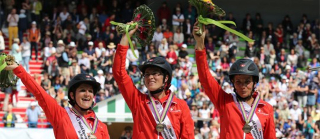 Les Suissesses couronnées de succès lors des des Jeux Equestres Mondiaux de Caen (FRA) : l’équipe Suisse avec (de gauche à droite) Andrea Amacher, Sonja Fritschi et Barbara Lissarrague décrochait le Bronze !