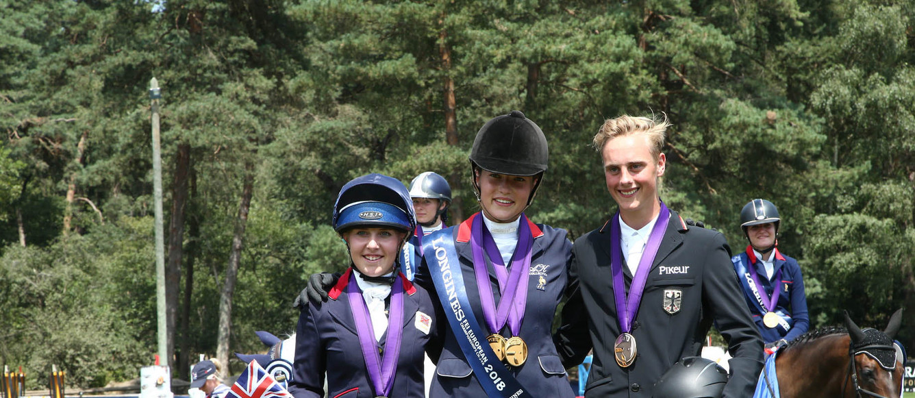 La jeune française Anouk Canteloup remporte la médaille d'or en complet chez les juniors devant la Britannique Heidi Coy et l'Allemand Brandon Schäfer-Gehrau.