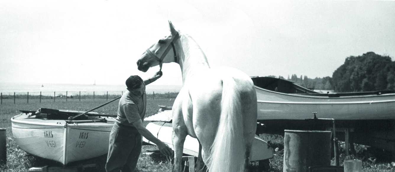 Céramique, en couverture du mois d'avril, brillant dans la chasse en cet été 1947 comme dans les années précédentes avec Denis Borel, est toiletté antre les bateaux, face au lac, dans un cadre enchanteur, qui sera celui des courses de Morges de 1888 à 1965. Grand reportage dans ce numéro.
