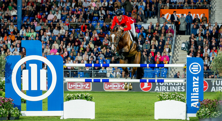 Mondiaux de saut : Steve Guerdat et Daniel Deusser partagent la tête, un forfait