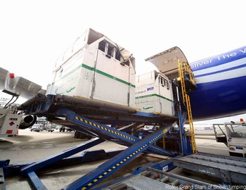 les box entrant dans l'avion